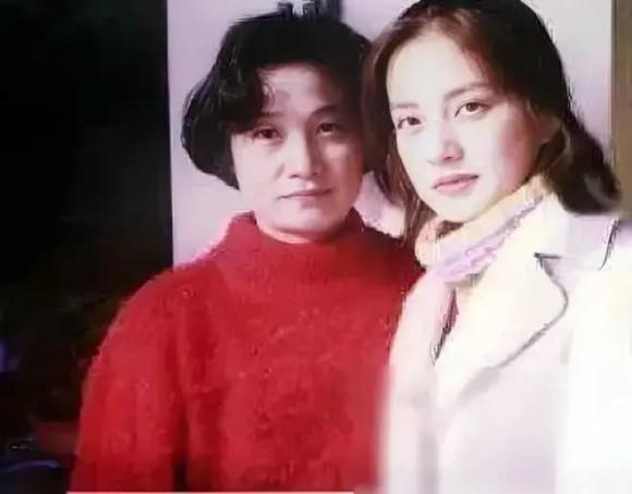 Cuộc sống hiện tại của mẹ Triệu Vy: Con gái nổi tiếng bị cấm sóng, chồng cũng qua đời, con trai ly hôn nhưng mất một nửa tài sản