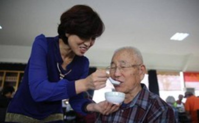 &#xD4;ng c&#x1EE5; 77 tu&#x1ED5;i c&#xF3; con v&#x1EDB;i gi&#xFA;p vi&#x1EC7;c 30 tu&#x1ED5;i, gia &#x111;&#xEC;nh &#x111;&#xF2;i x&#xE9;t nghi&#x1EC7;m ADN: K&#x1EBF;t qu&#x1EA3; tr&#x1EA3; v&#x1EC1; ngo&#xE0;i d&#x1EF1; li&#x1EC7;u