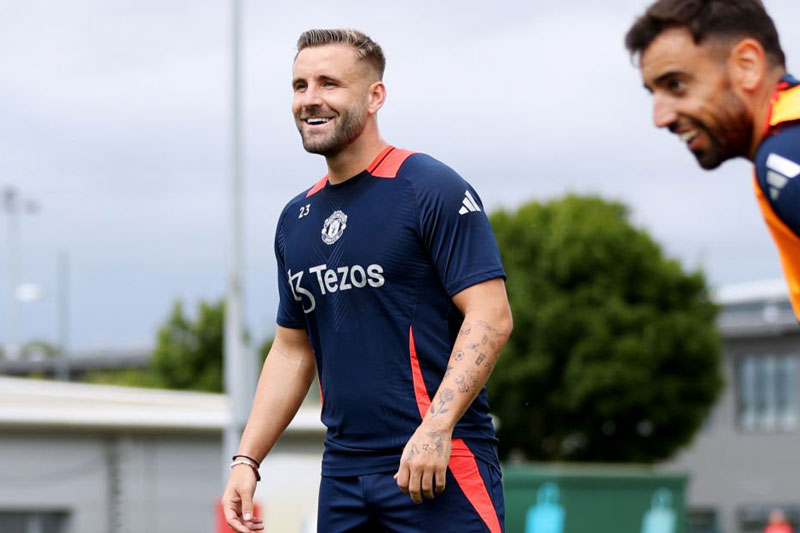 Luke Shaw xả xui bằng màn 'tập thể' với chị em Playboy