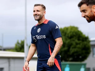 Luke Shaw xả xui bằng màn 'tập thể' với chị em Playboy