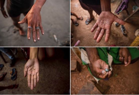 Kho báu liên tục tràn vào bờ biển, người dân ‘điên cuồng’ đi săn lùng : Phát hiện vàng, bạc quý giá