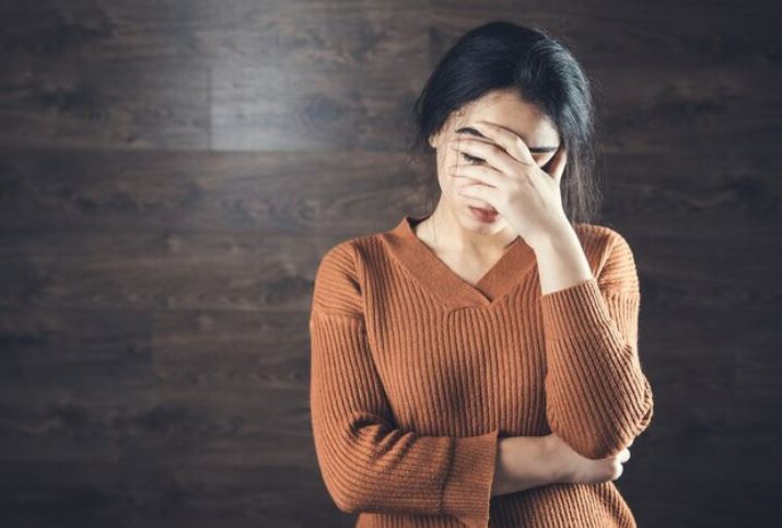 Biết lương chồng 50 triệu/tháng, tôi thất thần dắt con đi bộ hơn 6km mà không hay biết