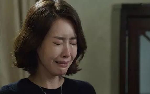 Lạnh sống lưng khi đêm nào cũng nghe tiếng mẹ chồng thì thào bên ban thờ, hóa ra…