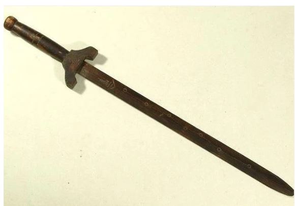 Mang thanh kiếm gỗ từng đào được trong mộ tổ đi thẩm định, cứ ngỡ bảo vật hóa ra lại là việc ‘đại kỵ’