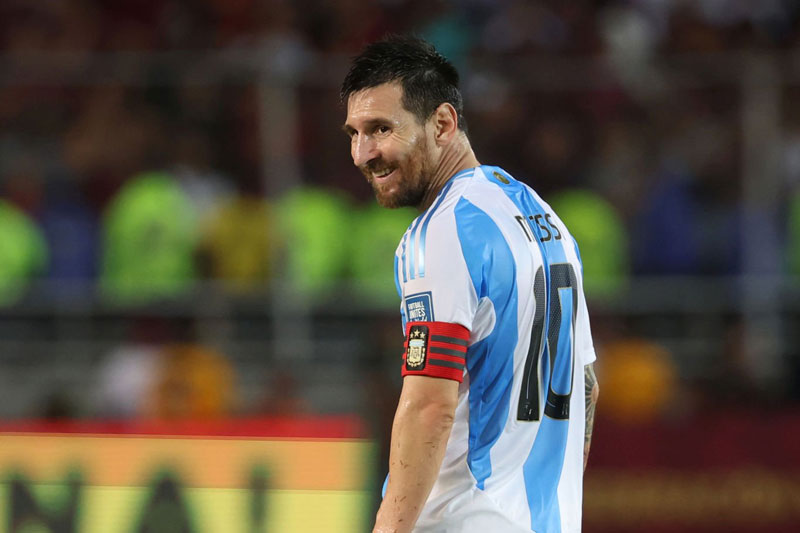 Messi tham gia 'cắm sừng' tập thể