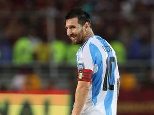 Messi tham gia 'cắm sừng' tập thể