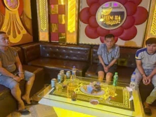 3 người đàn ông bị khởi tố sau bữa tiệc tiễn bạn đi nước ngoài