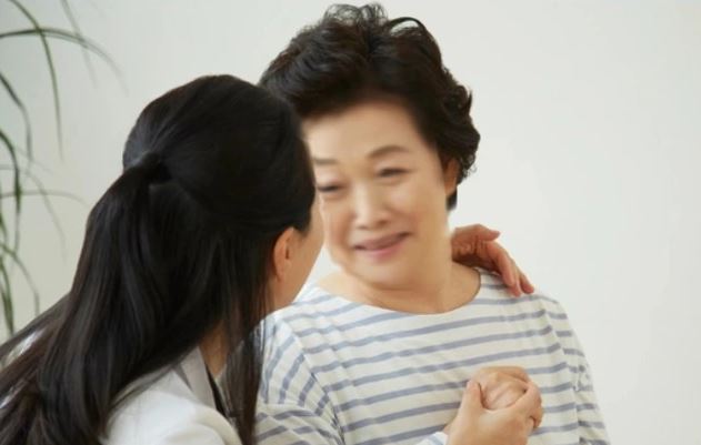 Vừa xuất viện sau lần tai nạn thập tử nhất sinh, mẹ chồng lập tức họp gia đình, tuyên bố sang tên sổ đỏ cho con dâu khiến cả nhà ngỡ ngàng