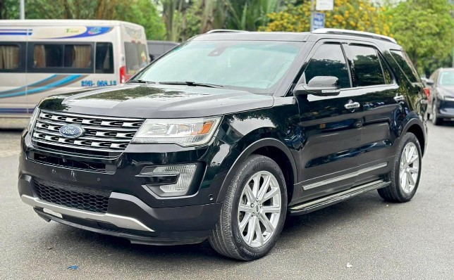 SUV cỡ lớn Ford Explorer rao bán chưa đầy 1 tỷ đồng sau 7 năm lăn bánh