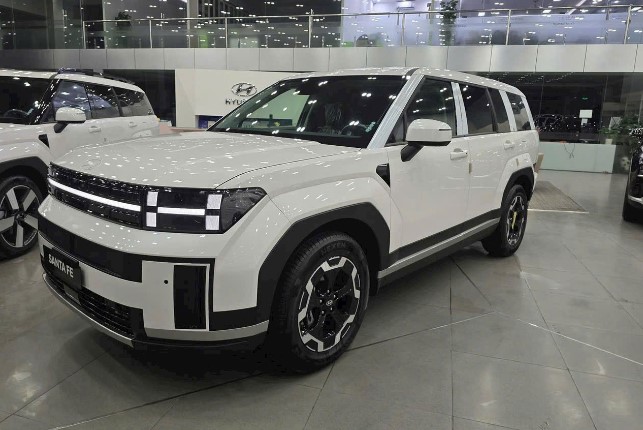 Doanh số Hyundai Santa Fe vượt xa Toyota Fortuner ngay trong tháng đầu mở bán thế hệ mới