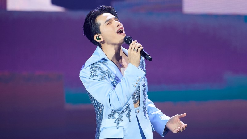 Quốc Thiên nhiều lần nghẹn ngào trên sân khấu kỷ niệm 20 năm ca hát