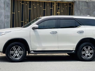 Từng lăn bánh tới 1,4 tỷ, Toyota Fortuner 2017 bản xăng rao bán với giá khó tin sau 7 năm lăn bánh