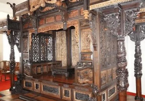 Mua chiếc ‘Long sàng’ khắc 55 con rồng xanh bằng gỗ quý hiếm, 14 năm sau vị đại gia bán 1,8 nghìn tỷ