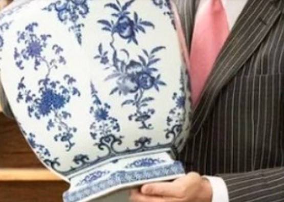 Chặn cửa bằng bình gốm cũ kĩ, cặp vợ chồng ngã ngửa khi biết giá trị thật lên đến hơn 21 tỷ đồng