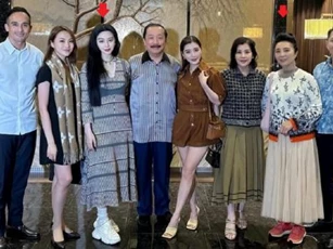 Phạm Băng Băng bị chê ăn mặc như bà già, trong khi mẹ cô đi cùng lại giống một ngôi sao