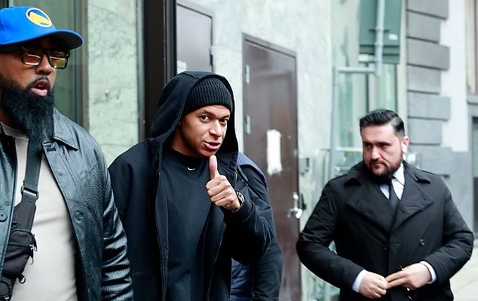 Real bất ngờ xóa hình ảnh Mbappe