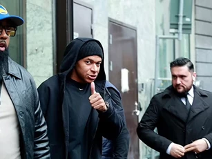 Real bất ngờ xóa hình ảnh Mbappe
