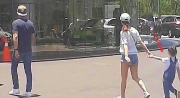 Lâm Tâm Như khóc khi đưa con gái đến trường, Hoắc Kiến Hoa bình thản nhìn cô nức nở