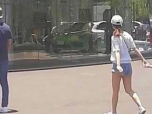 Lâm Tâm Như khóc khi đưa con gái đến trường, Hoắc Kiến Hoa bình thản nhìn cô nức nở