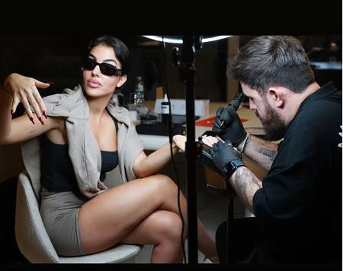 Bồ Ronaldo bất ngờ 'đục đẽo da thịt'