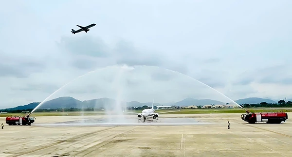 Chào đón chuyến bay đầu tiên của Malaysia Airlines từ thủ đô Kuala Lumpur hạ cánh sân bay quốc tế Đà Nẵng ngày 24/9/2024.