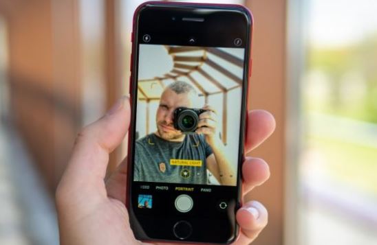 iPhone SE 2 hạ giá thủng sàn, chụp xóa phông nét như iPhone 16 bán giá chưa đầy 3 triệu đồng