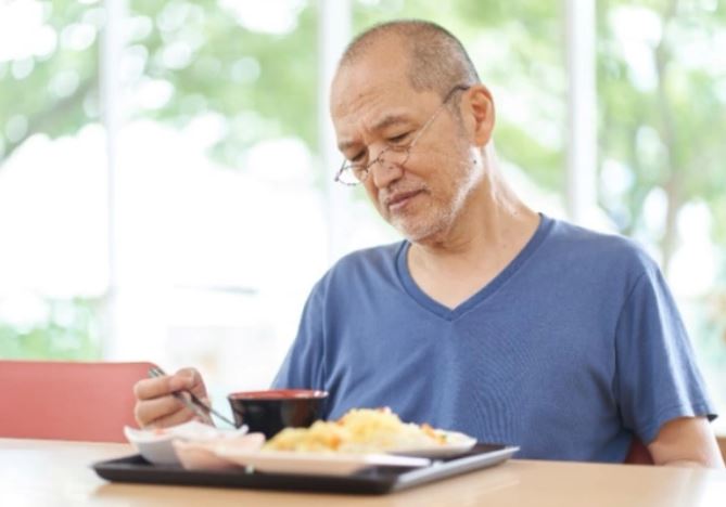 Mong muốn bố có người chăm sóc tuổi già, chúng tôi chọn vợ cho ông, một tuần sau cưới, nghe bố than phiền mà tôi thấy thương mẹ kế