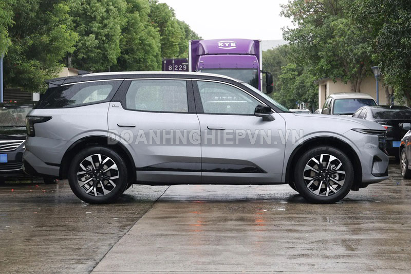 SUV 7 chỗ, thiết kế sang chảnh, công suất 252 mã lực, có phiên bản hybrid, giá 754 triệu đồng