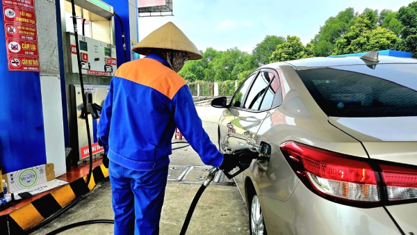 Xăng quay đầu giảm giá