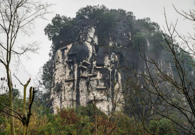 'Lạ lùng' phong tục chôn cất người ở Trung Quốc: Lúc chôn trên núi, khi lại chôn dưới nước