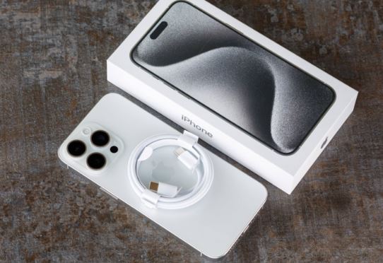 Giá đập hộp iPhone 15 Pro Max giảm đậm sâu đón 20/10, món quà vừa tinh tế lại kinh tế dành tặng phái đẹp