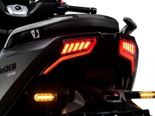‘Kẻ hủy diệt Honda SH’ ra mắt: Giá 52 triệu đồng rẻ ngang Air Blade, có đủ phanh ABS 2 kênh và TCS