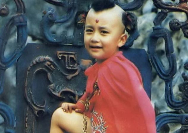 Hồng Hài Nhi có ngoại hình như đứa trẻ nhưng tuổi thật lại khiến ai cũng không khỏi choáng váng