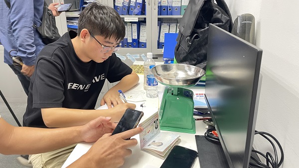 Phát hiện người nước ngoài giấu 7 miếng kim loại nghi là vàng khi nhập cảnh