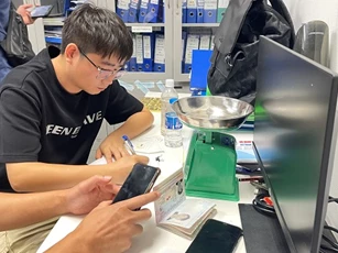 Phát hiện người nước ngoài giấu 7 miếng kim loại nghi là vàng khi nhập cảnh