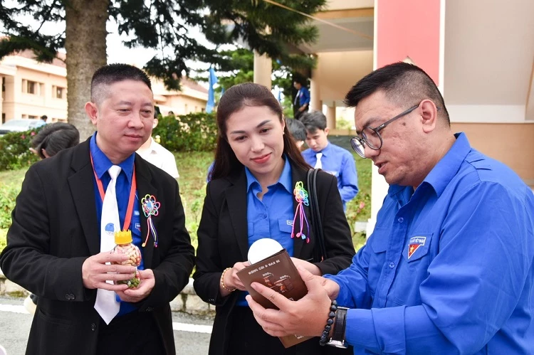 Anh Phạm Minh Đăng cùng các đại biểu tham quan các giam hàng thanh niên khởi nghiệp của tỉnh Lâm Đồng.