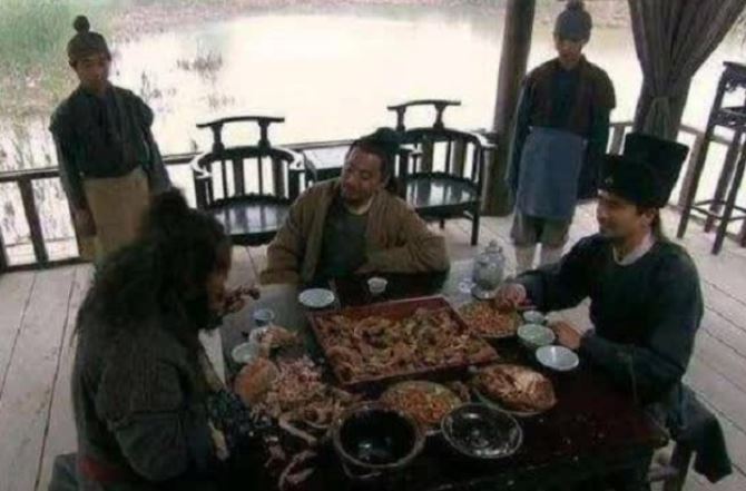 Lý do thâm sâu đằng sau hình ảnh 108 anh hùng Lương Sơn Bạc ăn món thịt 'cấm' thời nhà Tống