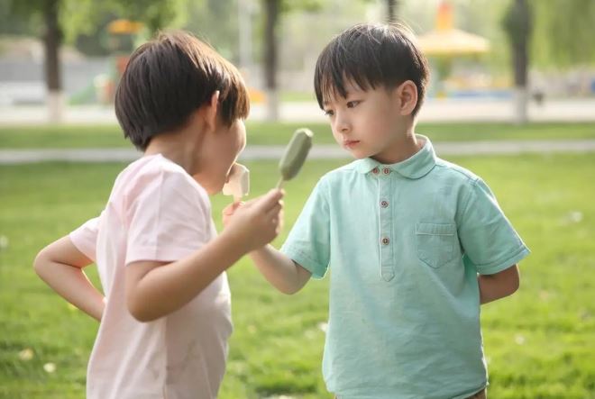 4 hành động của con trông thì thông minh nhưng thực chất bất ổn nhiều hơn: Cha mẹ nhận biết sớm để kịp thời giúp đỡ con