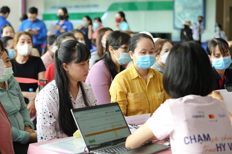 Hỗ trợ phụ nữ khó khăn tầm soát ung thư