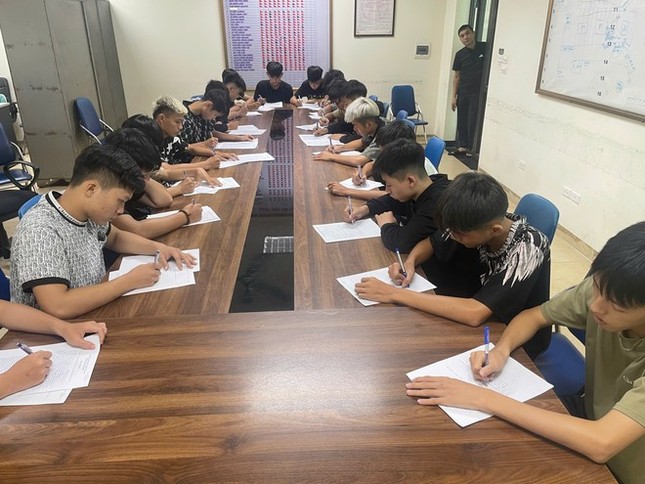 Xuyên đêm truy lùng nhóm 'quái xế' gây náo loạn đường phố Thủ đô