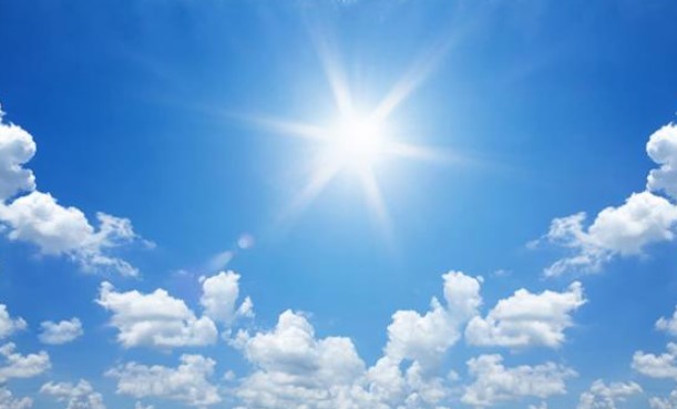 Mây có màu trắng, nhưng tại sao nhìn lên bầu trời ban ngày lại thấy có màu xanh?