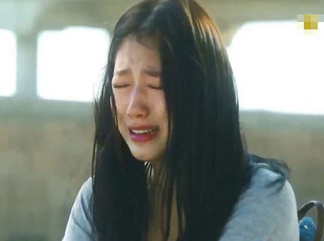 Đi ngang nhà chồng cũ, anh bất ngờ chạy ra dúi một thứ vào tay khiến tim tôi loạn nhịp