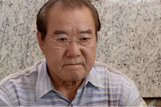 Vừa bàn tới chuyện rời khỏi căn nhà có 5 người không chung huyết thống, dượng thốt lên một câu khiến tôi ước mình là con đẻ của ông