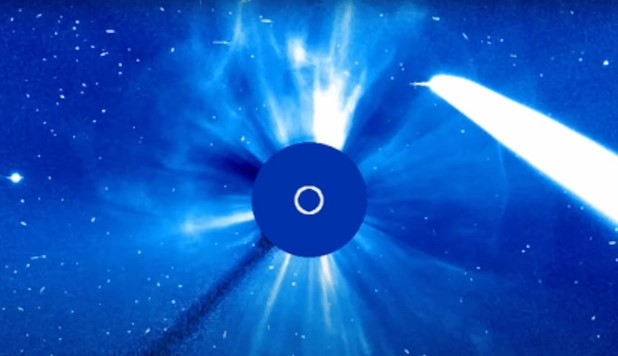 Clip: Vật thể lạ “đốt cháy” khung hình tàu vũ trụ NASA/ESA