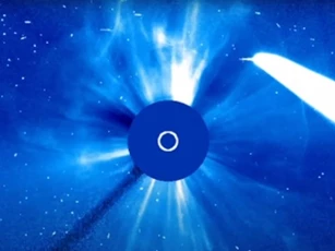 Clip: Vật thể lạ “đốt cháy” khung hình tàu vũ trụ NASA/ESA