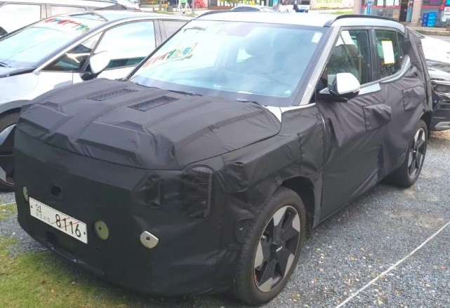 Kia EV2 - SUV điện ngang cỡ Toyota Raize xuất hiện trên đường phố, dự kiến ra mắt vào năm 2026