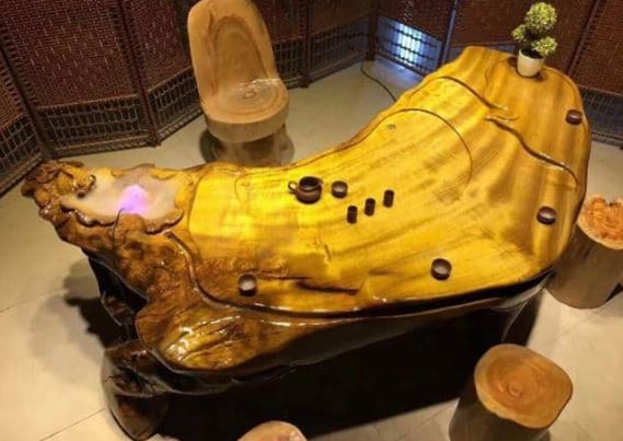 Ông lão vớt được 3 tấn gỗ quý bậc nhất thế giới giá trị hàng trăm tỷ, 'khóc thét' vì phơi nắng 6 năm