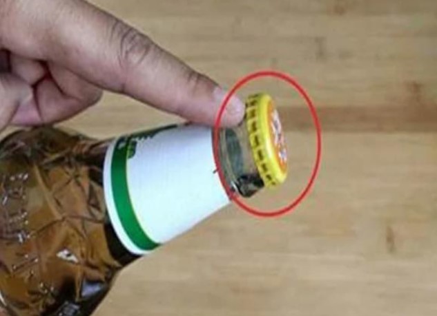 Sau nhiều năm uống bia, tôi biết được trên nắp chai có một 'cơ chế nhỏ' có thể dễ dàng mở ra mà không cần tốn nhiều công sức.