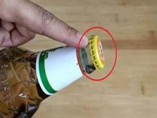 Sau nhiều năm uống bia, tôi biết được trên nắp chai có một 'cơ chế nhỏ' có thể dễ dàng mở ra mà không cần tốn nhiều công sức.