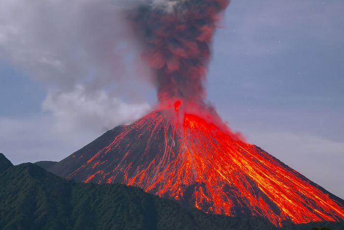 N&#x1B0;&#x1EDB;c c&#xF3; th&#x1EC3; d&#x1EAD;p l&#x1EED;a, v&#x1EAD;y t&#x1EA1;i sao n&#xFA;i l&#x1EED;a ng&#x1EA7;m v&#x1EAB;n phun tr&#xE0;o d&#x1B0;&#x1EDB;i &#x111;&#x1EA1;i d&#x1B0;&#x1A1;ng?
